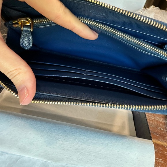 AUTHENTIC PRADA SAFFIANO LEATHER TRIANGLE LOGO ZIP WALLET - Picture 6 of 16